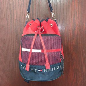 TOMMY HILFIGER BUCKET BAG